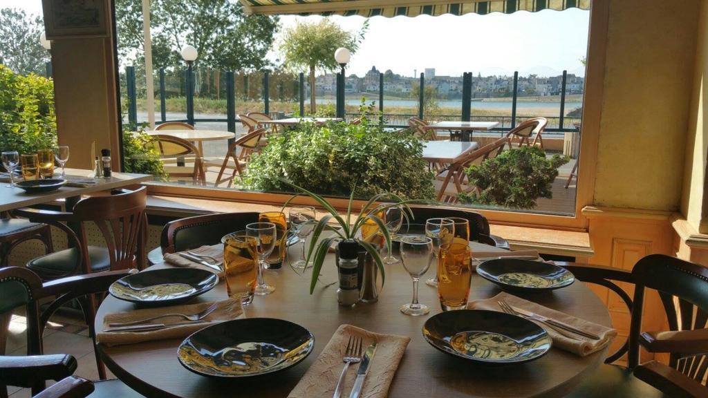 Logis Hotels - Au Poisson D'Argent - Hotel 3 Etoiles Et Restaurant Le Mesnil-en-Vallee Экстерьер фото