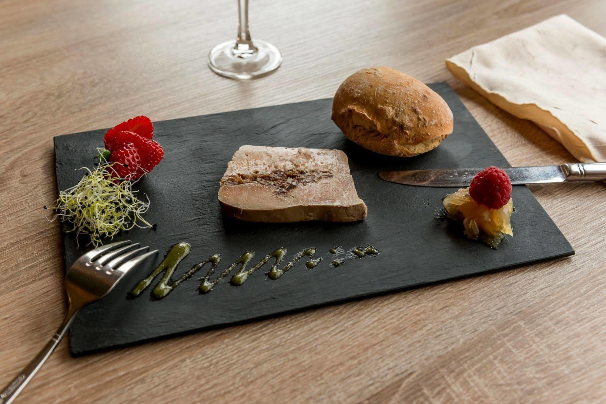Logis Hotels - Au Poisson D'Argent - Hotel 3 Etoiles Et Restaurant Le Mesnil-en-Vallee Экстерьер фото