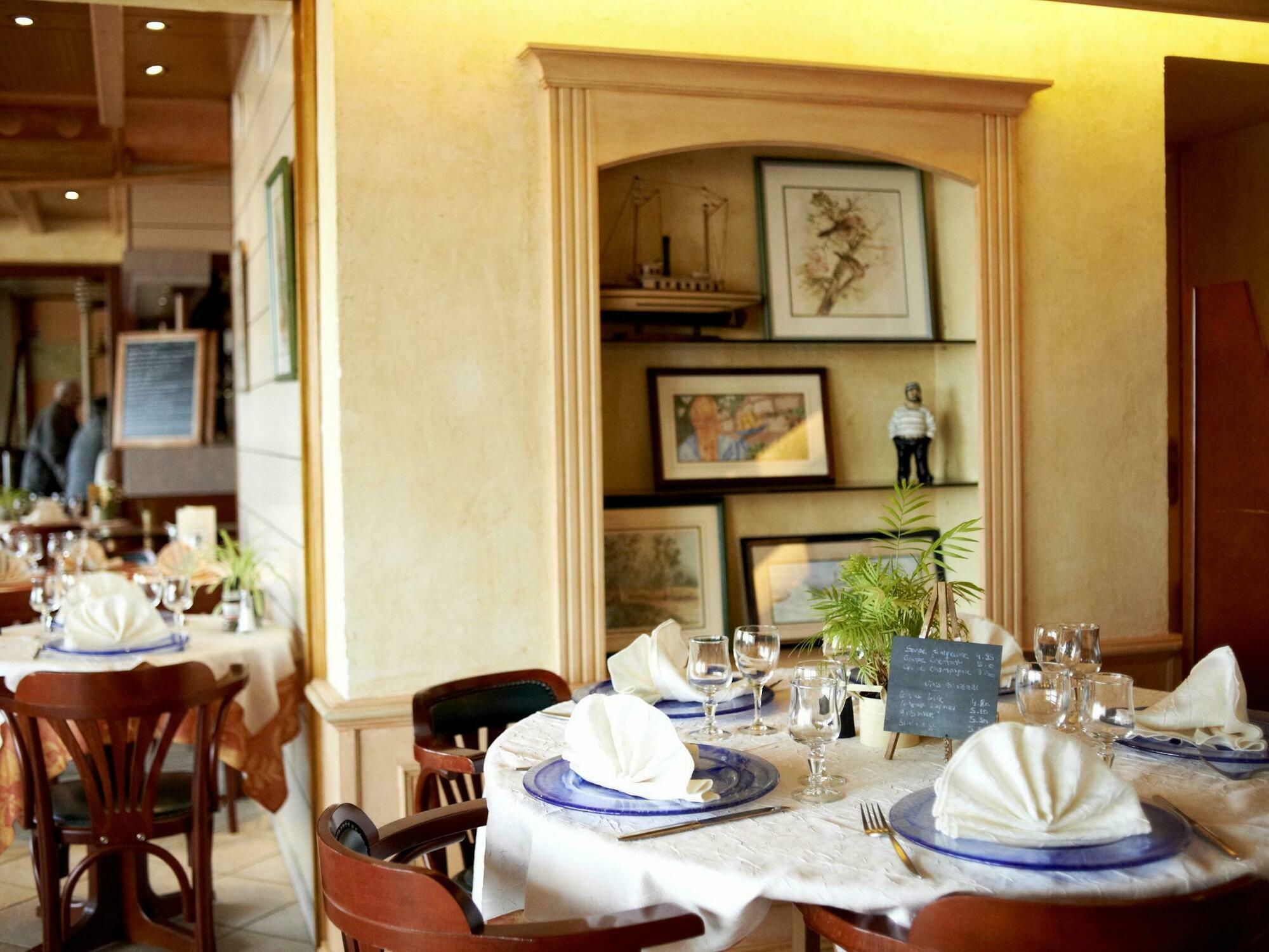 Logis Hotels - Au Poisson D'Argent - Hotel 3 Etoiles Et Restaurant Le Mesnil-en-Vallee Экстерьер фото